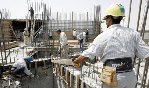 "العمل" تؤكد استمرار عقود السعوديين الذين يعملون مع المقاول المتعثر
