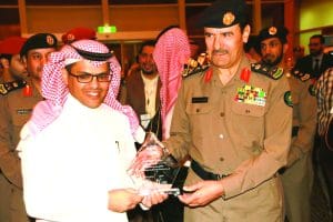 مدير عام الدفاع المدني يكرم الأستاذ عبد العزيز العيسى رئيس التحرير