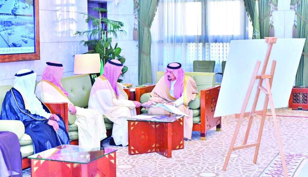 وزير الإسكان يستعرض أمام أمير الرياض مشاريع 2018 وبرامج الإسكان التنموي في المنطقة