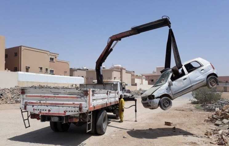أمانة منطقة الرياض تواصل حملة إزالة التلوث البصري بالمدينة وتزيل الإعلانات العشوائية والسيارات وتنقل التالفة