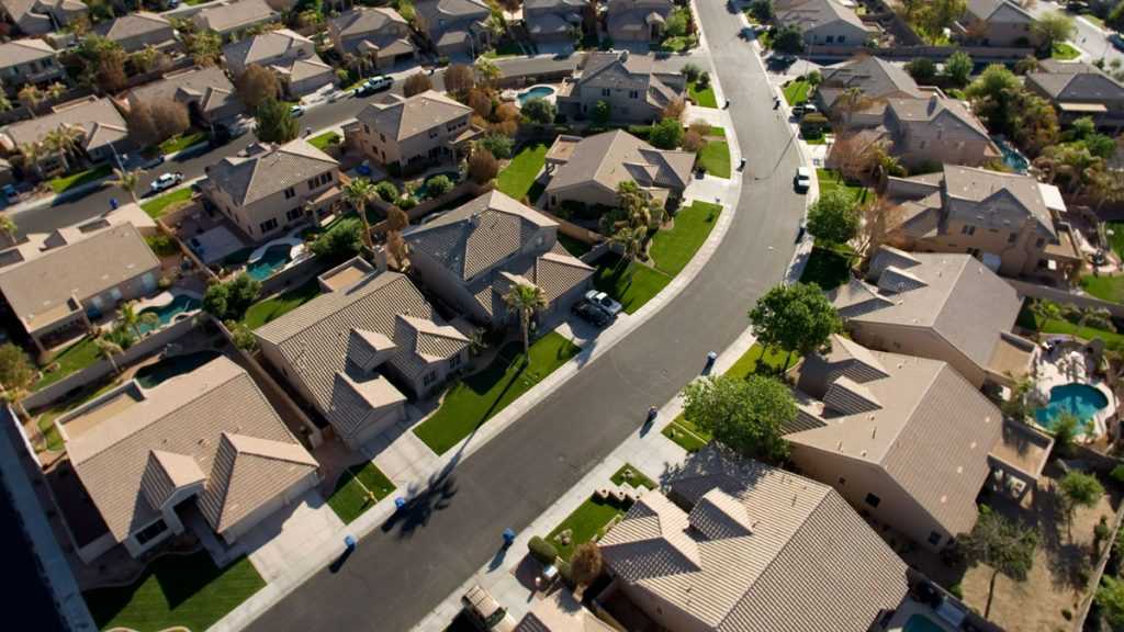 وزارة التجارة الأمريكية تعلن عن تراجع مبيعات المنازل الجديدة إلى 553 ألف وحدة الشهر الماضي 