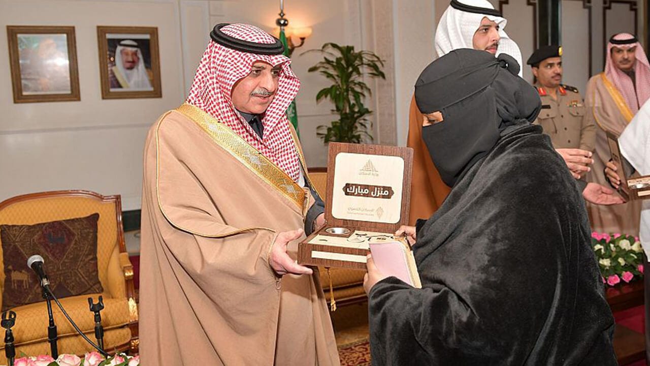 وحدات سكنية أمير منطقة تبوك يسلم 635 أسرة مفاتيح وحداتهم السكنية الجديدة ويشيد بجهود الوزارة