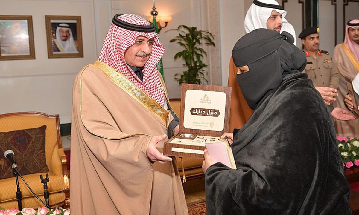 أمير تبوك يسلم وحدات سكنية 2