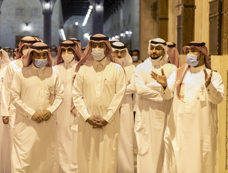 الحقيل يتفقد مشاريع الأحساء