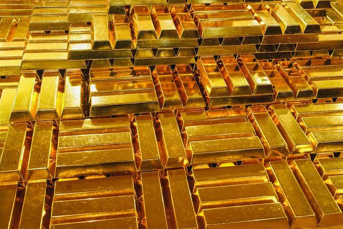الذهب يرتفع 12 دولارًا عند التسوية مع خسائر الأصول الخطرة