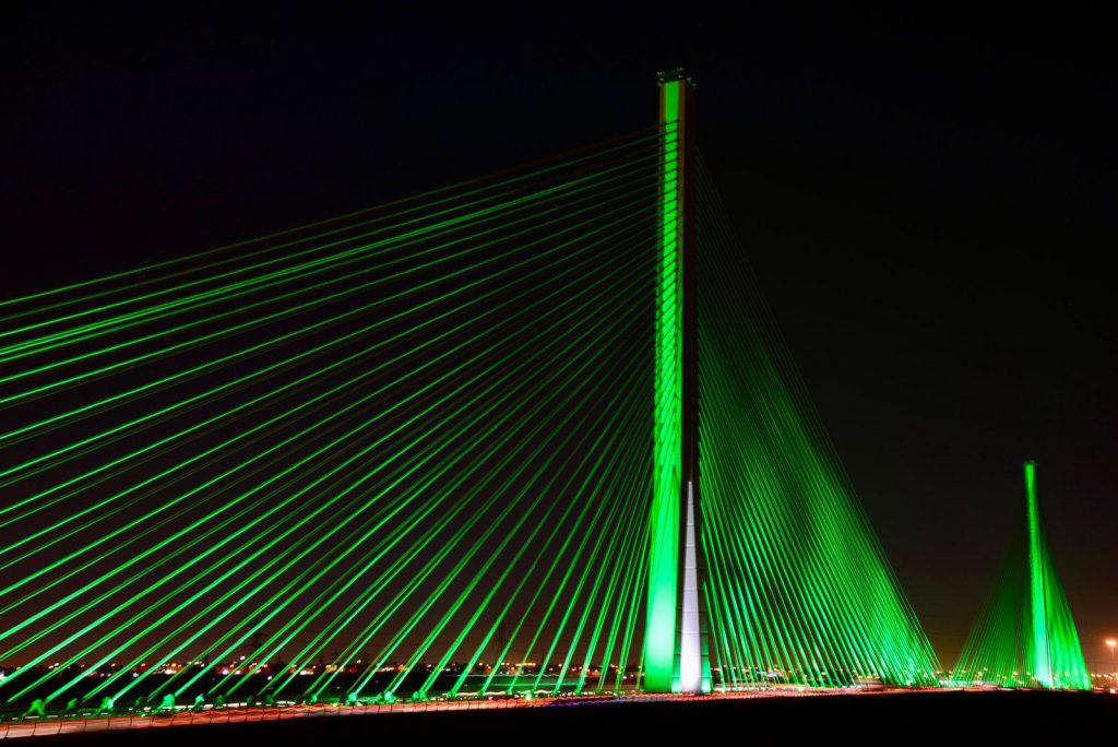 احتفالًا باليوم الوطني "٩١" … "النقل" تضيء الجسر المعلق في مدينة الرياض باللون الأخضر