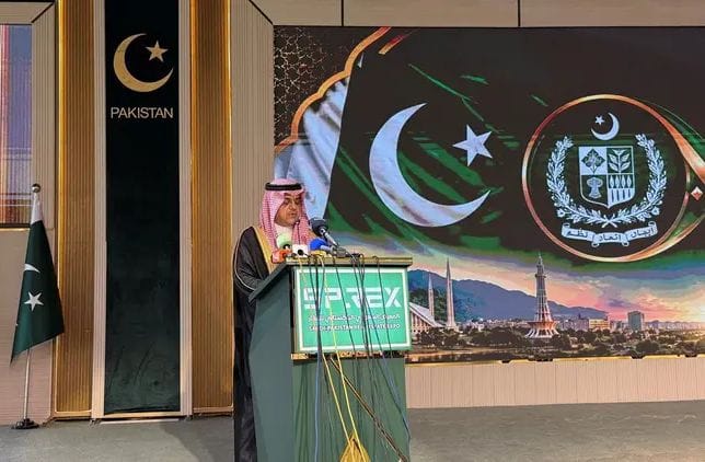 صاحب السمو الأمير منصور بن محمد، رئيس مجلس الأعمال السعودي الباكستاني خلال إلقاء كلمته في المعرض السعودي الباكستاني للعقار
